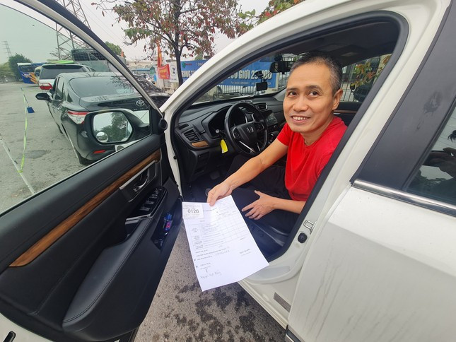 Anh Nguyễn Việt Hùng (quận Hai Bà Trưng) cho biết, anh có mặt tại trung tâm lúc 5h sáng, được phát số 126. Nhưng đến quá trưa vẫn chưa đến lượt. "Hiện còn rất nhiều xe đang chờ đăng kiểm, không biết có xong trong ngày được không. Tôi xác định xin nghỉ làm thêm ngày mai nếu hôm nay chưa đăng kiểm xong", anh Hùng chia sẻ.