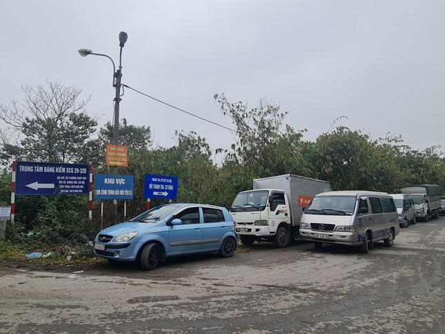 Sáng 11/1, Cục Đăng kiểm Việt Nam thông tin, hiện có 33 trung tâm đăng kiểm trên cả nước đang tạm dừng hoạt động tại 13 tỉnh, thành phố gồm: Phú Thọ, Hoà Bình, TP Hà Nội, TP.HCM, Đồng Nai, Bình Dương, Long An, Đồng Tháp, Bến Tre, Sóc Trăng, Tiền Giang, Bắc Giang, Bắc Ninh. Nhiều nhất trong danh sách này là TP Hà Nội với 11 trung tâm tạm dừng hoạt động,