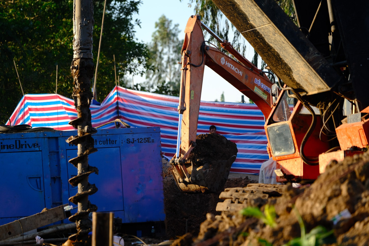 Nguoi dan cau nguyen, mong be trai 10 tuoi duoc dua ra khoi ong coc-Hinh-3