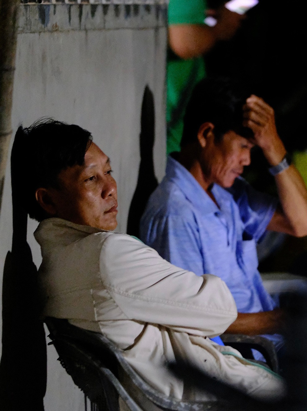 Nguoi dan cau nguyen, mong be trai 10 tuoi duoc dua ra khoi ong coc