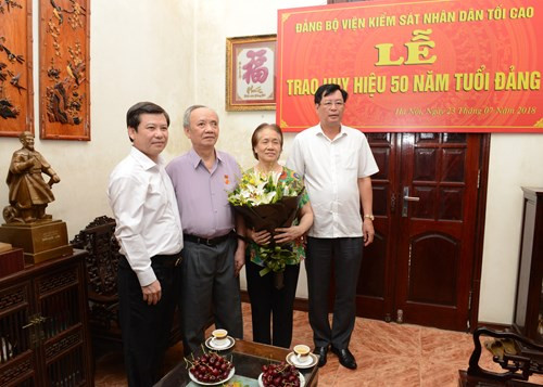 Tháng 4/1989 - tháng 9/1989: Chánh Văn phòng Viện Kiểm sát nhân dân tối cao. Tháng 9/1989 - tháng 9/1992: Phó Viện trưởng Viện Kiểm sát nhân dân tối cao. Tháng 9/1992 - tháng 11/1996: Uỷ viên Uỷ ban Thường vụ Quốc hội, Chủ nhiệm Uỷ ban Pháp luật của Quốc hội. Tháng 01/1994: Tại Hội nghị Đại biểu toàn quốc giữa nhiệm kỳ khoá VII của Đảng, ông được bầu bổ sung vào Ban Chấp hành Trung ương Đảng Cộng sản Việt Nam.