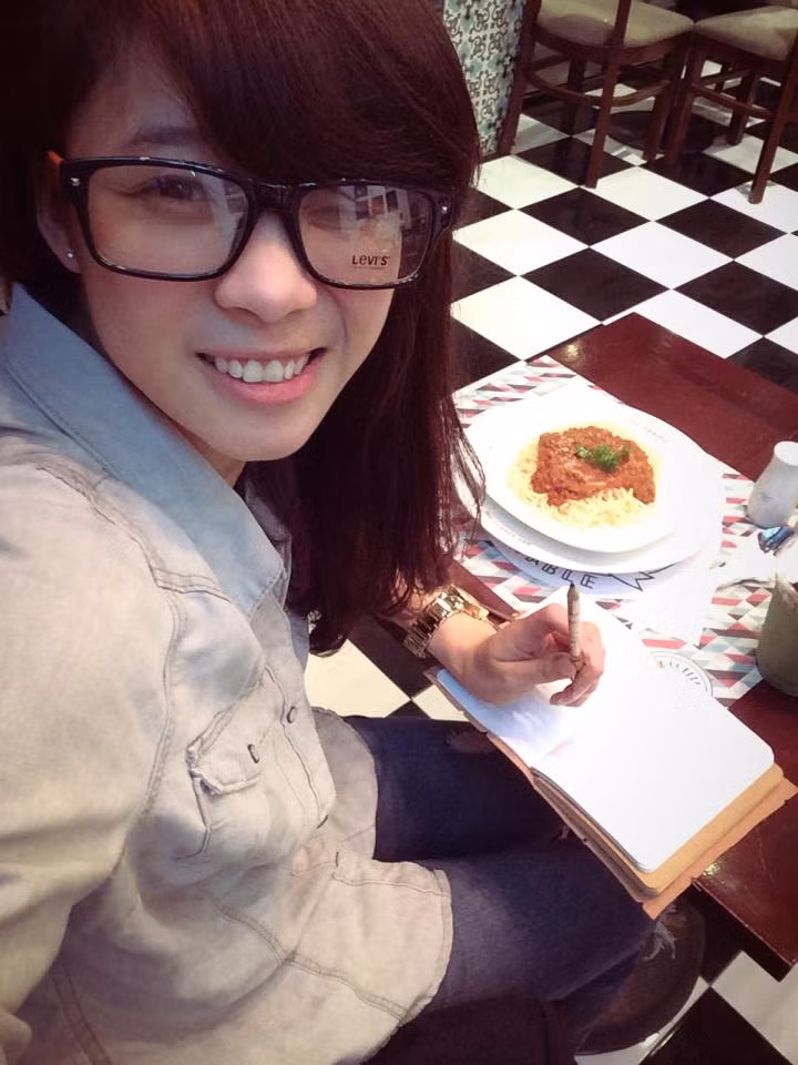 Không những tài năng, cô bạn còn sở hữu vẻ bề ngoài vô cùng xì tin, trẻ trung và xinh đẹp.