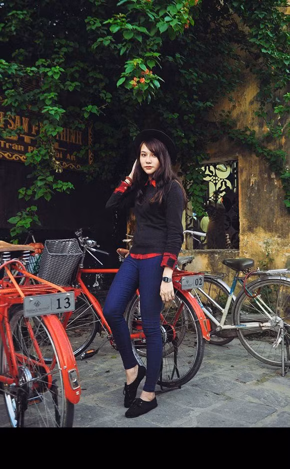 Được biết Ngọc Mai là cô gái rất năng động, yêu thích những hoạt động xã hội nên cô rất chăm chỉ làm cộng tác viên của các chương trình mang ý nghĩa về đời sống.