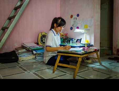 New York Times ca ngợi Tây Thi - cô gái chỉ nặng 43kg và cao khoảng 1m50 là người giàu nghị lực, mặc dù bị gia đình phản đối, đốt sách vở nhiều lần nhưng cô vẫn quyết tâm đi học, phấn đấu trở thành cô giáo.