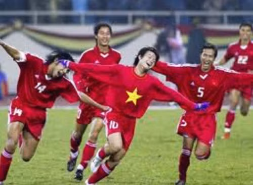 Văn Quyến - Thần đồng bóng đá Việt Nam một thời cũng gắn liền với màn ăn mừng mang đậm màu cờ sắc áo. Ghi bàn thắng quan trọng, Văn Quyến cởi bỏ áo ngoài, mặc chiếc áo in hình cờ Tổ quốc và "bay" cùng đồng đội trên sân cỏ. Hình ảnh thực sự giàu cảm xúc và gợi nhớ lại một thời khó quên.