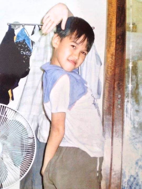 Mê và chăm chỉ luyện game từ năm lớp 7, tuy nhiên, cậu là một game thủ hiếm hoi... vắng bóng khi mùa thi đến. Trong mùa thi, Chim sẻ đi nắng cân bằng được thời gian học và chơi game rất tốt... Dù nhiều bạn bè "chiến hữu" tiếc nuối nhưng chỉ đến 8h tối là rời quán game ra về.