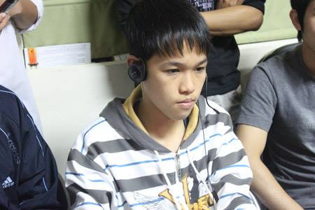 Còn rất trẻ nhưng Chim sẻ đi nắng đã nổi tiếng nhiều năm trên cộng đồng mạng Việt nói chung và cộng đồng game thủ AOE nói riêng. "Mặt búng ra sữa" nhưng Chim sẻ không ngán bất kể một đối thủ nào đàn anh nào.