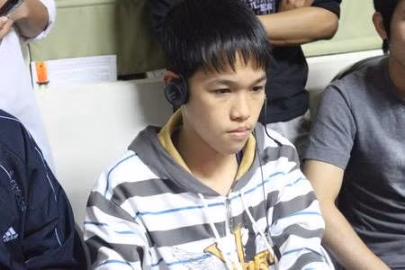 Còn rất trẻ nhưng Chim sẻ đi nắng đã nổi tiếng nhiều năm trên cộng đồng mạng Việt nói chung và cộng đồng game thủ AOE nói riêng. "Mặt búng ra sữa" nhưng Chim sẻ không ngán bất kể một đối thủ nào đàn anh nào.