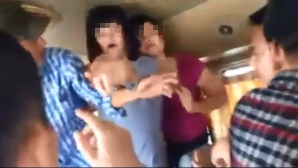 Hai cô gái trẻ tức giận, chỉ tay về phía khách nam trung tuổi và liên tục chửi bới, dọa đánh.