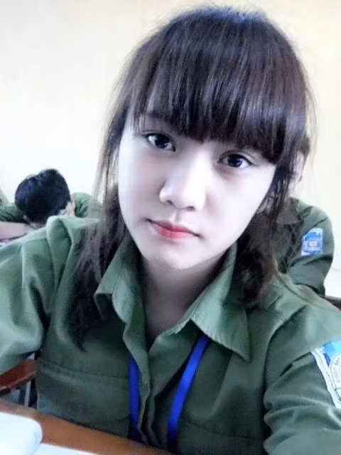 Cô nữ sinh rất thích chụp ảnh "tự sướng" trong lớp vào giờ giải lao. Trên trang cá nhân của Thùy Linh chia sẻ rất nhiều khoảnh khắc vui nhộn khi cô đùa giỡn với bạn bè trong lớp.