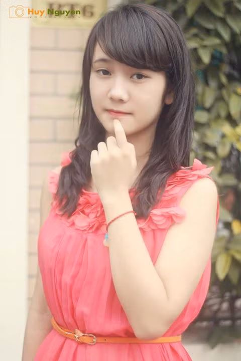 Chia sẻ về bức ảnh "cá mập cắn đứt cáp quang", Thùy Linh cho biết đó cũng chỉ là một trò đùa trong lớp để giảm bớt căng thẳng sau giờ học. Cô nàng chụp bức ảnh đó sau đó đăng lên Facebook để trêu bạn bè nhưng không ngờ nó lại xuất hiện trên các trang mạng giải trí, xả stress với dòng nhan đề lạ kỳ "Cá mập cắn đứt cáp quang".