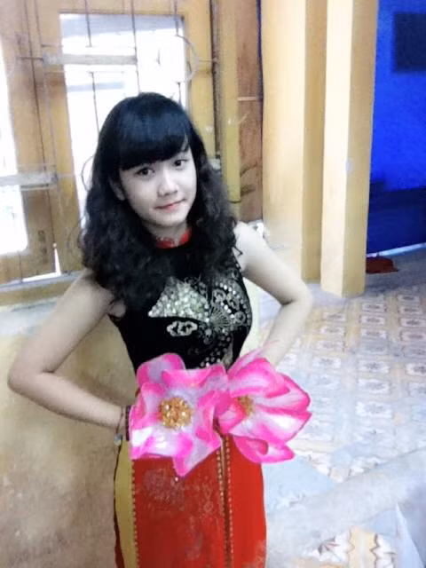 Sau đó, bức ảnh của Thùy Linh xuất hiện ở nhiều trang mạng giải trí và đi đâu cô gái cũng bị gọi với biệt danh trên. Nhưng ít ai biết được "cá mập" lại là một cô nữ sinh xinh xắn, xì tin và rất tinh nghịch.