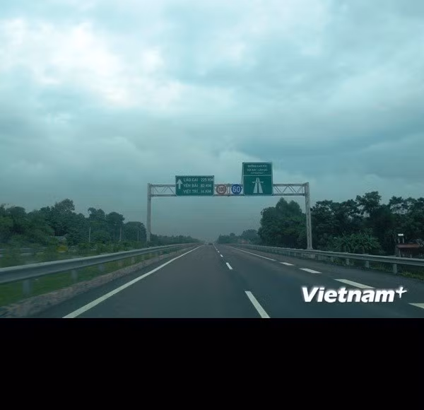 Đối với đoạn tuyến Yên Bái – Lào Cai ( Km123+080 đến Km244+570): Có bố trí các điểm vượt xe (vị trí mở rộng 4 làn xe, trung bình 8-10 km/điểm); các phương tiện chỉ được phép sử dụng làn ngược chiều để vượt xe tại các vị trí có vạch sơn đứt giữa 2 làn xe ngược chiều và đủ các điều kiện an toàn vượt xe theo luật định (bố trí so le trung bình 2,5 km/điểm). Các phương tiện được phép đi vào làn phụ trợ để nhường đường cho xe sau khi có tín hiệu xin vượt. Không được gây trở ngại với xe xin vượt. Không được dừng đỗ xe trên làn phụ trợ (trừ trường hợp xe bị sự cố).