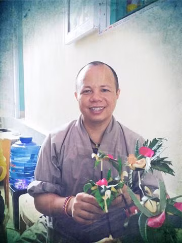 Bình luận về những hình ảnh "sành điệu" của thầy Thích Thanh Cường, có rất nhiều ý kiến trái chiều được đưa ra. Số đông tò mò về việc tại sao một vị sư thầy, trụ trì đáng lẽ ra phải điềm đạm, khiêm tốn lại sử dụng những loại điện thoại đắt tiền, đời mới và còn "hí hửng" thực hiện màn "đập hộp".