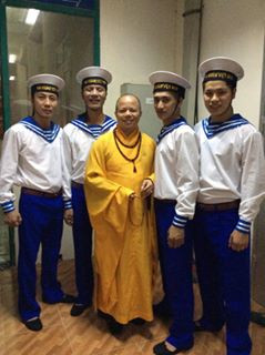 Bức ảnh thầy Thích Thanh Cường chụp ảnh cùng với các chiến sĩ Hải quân Việt Nam.