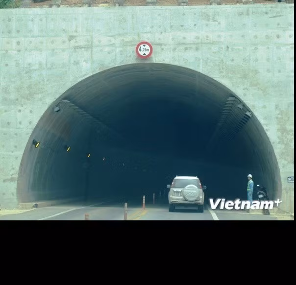 Quy định khi lưu thông trong hầm trên đường cao tốc: Phải bật đèn pha chiếu gần khi lưu thông; không được lùi và quay đầu xe; không được dừng, đỗ xe; không để đất, đá, chất phế thải và các loại vật liệu khác rơi vãi trong hầm. Ngoài ra khi di chuyển, cần lưu ý giữ khoảng cách an toàn giữa các xe. Khi trời mưa có sương mù, mặt đường trơn trượt, lái xe phải điều chỉnh khoảng cách an toàn thích hợp lớn hơn khoảng cách ghi trên biển báo.