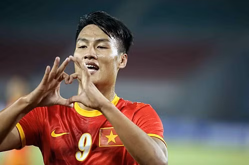 Mạc Hồng Quân của U23 Việt Nam hiện tại cũng là cầu thủ thích ghép hình trái tim để ăn mừng bàn thắng.