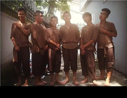 Quán ăn của Hoàng Đức cùng một số người bạn cũng là điểm đến thú vị được nhiều bạn trẻ chú ý. Quán bánh mì, thịt xiên vỉa hè có đồ ăn ngon, phục vụ tốt... và đặc biệt là cách ăn mặc theo kiểu "Tình người duyên ma" của những chàng nhân viên cũng tạo nên một dấu ấn thú vị.