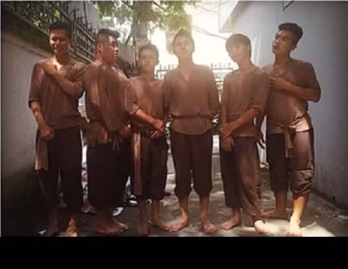 Quán ăn của Hoàng Đức cùng một số người bạn cũng là điểm đến thú vị được nhiều bạn trẻ chú ý. Quán bánh mì, thịt xiên vỉa hè có đồ ăn ngon, phục vụ tốt... và đặc biệt là cách ăn mặc theo kiểu "Tình người duyên ma" của những chàng nhân viên cũng tạo nên một dấu ấn thú vị.