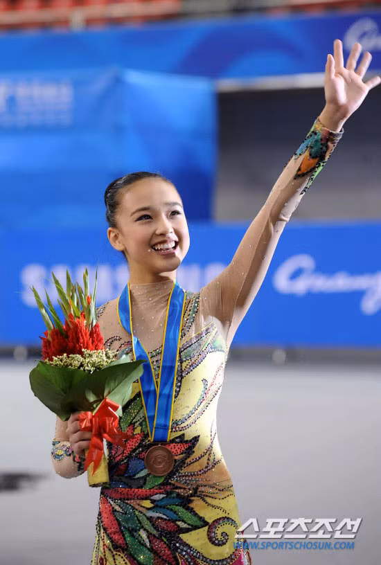 Son Yeon Jae sinh năm 1994 và là một trong 10 gương mặt vận động viên trẻ được yêu thích nhất tại ASIAD 17. Cô nàng từng giành huy chương bạc cho Hàn Quốc tại giải đấu quốc tế dành cho sinh viên đại học trên toàn thế giới.