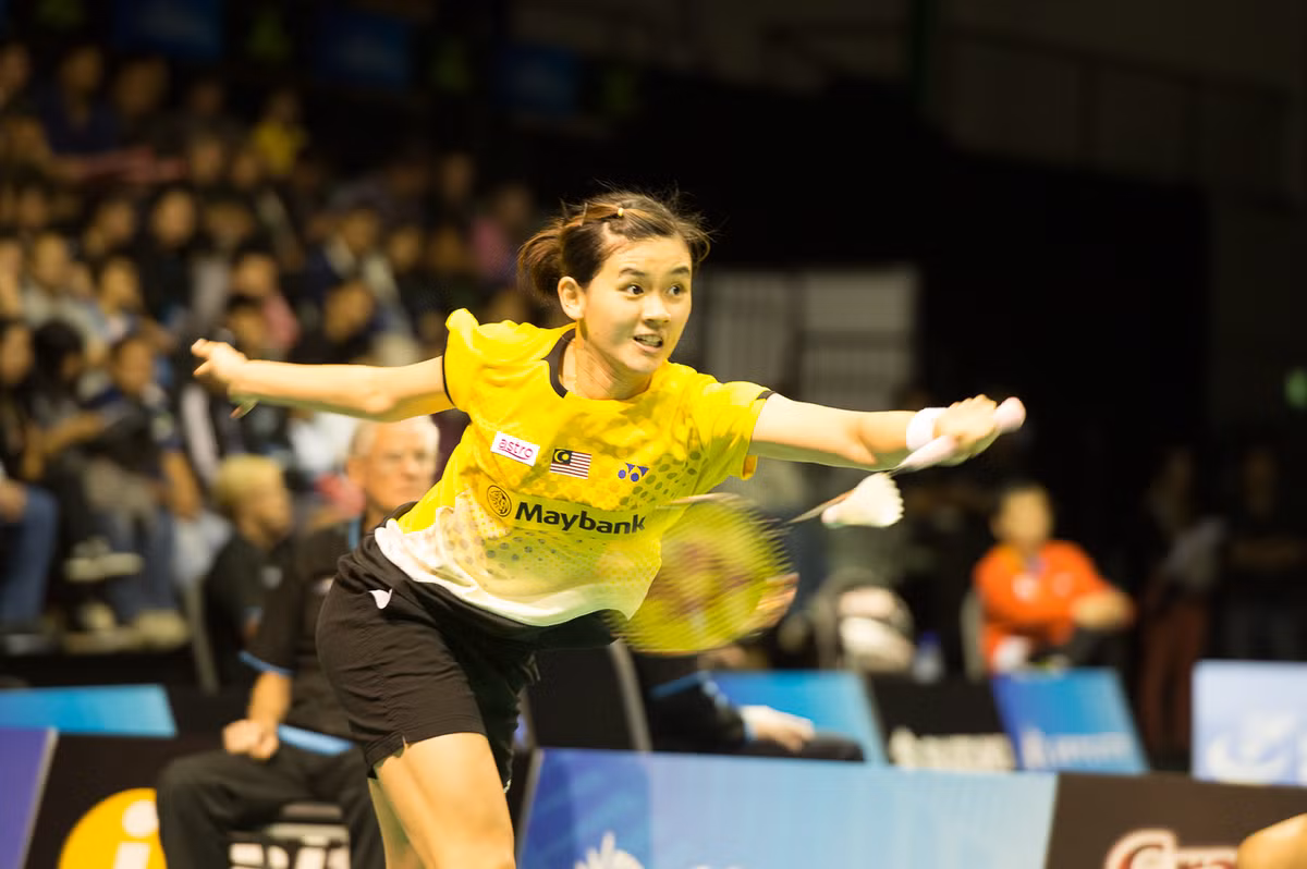 Nổi tiếng trong làng cầu lông Malaysia là Woon Khe Wei, bóng hồng luôn yểu điệu, nhẹ nhàng trong đời thường nhưng lại là một đối thủ đáng gờm, thi đấu rất quyết liệt mỗi khi lên sân. 