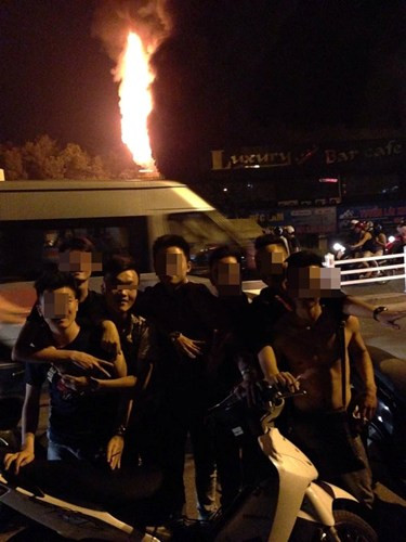 Rất nhiều thanh niên rảnh rỗi không chỉ đứng xem mà còn thản nhiên chụp ảnh "tự sướng" với phông nền là cảnh ngọn lửa đang bốc cao tại bar Luxury, cùng với đó là cảnh người, xe hỗn loạn phía sau. Những hình ảnh này được chia sẻ lên các diễn đàn mạng và nhận vô số "gạch đá".