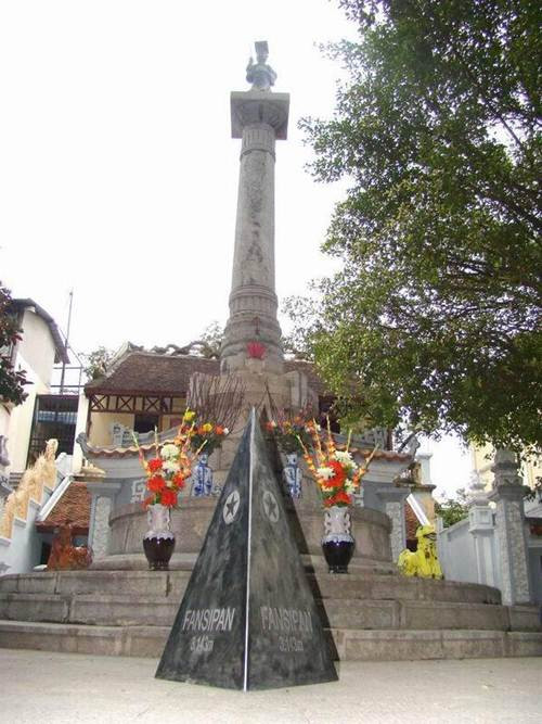 Chóp inox này đã được đặt tại tượng đài Vua Lê - Hà Nội trước khi chuyển lên đỉnh Fansipan vào 6 năm trước.