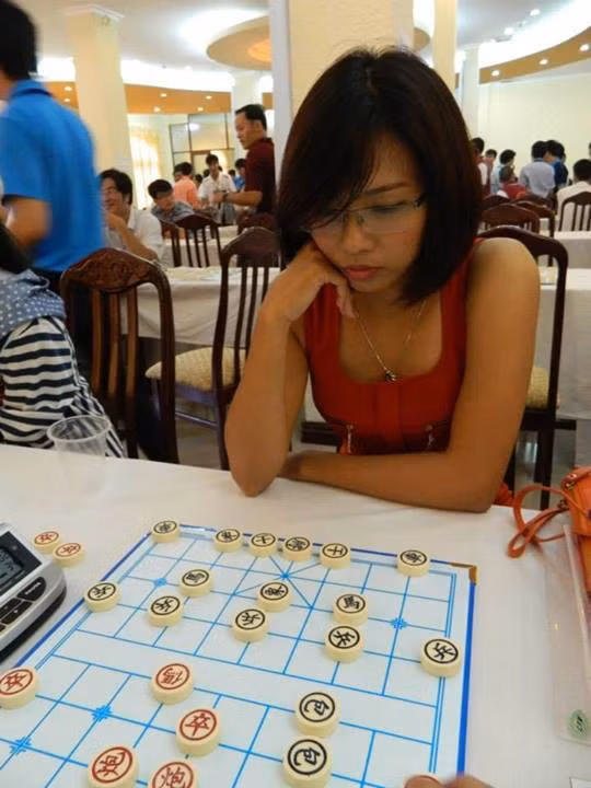 Thu Hà đến với cờ tướng từ năm 10 tuổi. Với sự dẫn dắt của HLV, cô bé 10 tuổi tiến bộ rất nhanh và luôn tự tin trước mọi đối thủ khi bước vào bàn cờ.