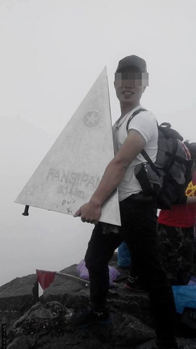 Hình ảnh nam thanh niên thiếu ý thức bốc, nhấc bổng mốc Fansipan khiến nhiều tín đồ mê du lịch, quan tâm đến "Nóc nhà Đông Dương" bức xúc.