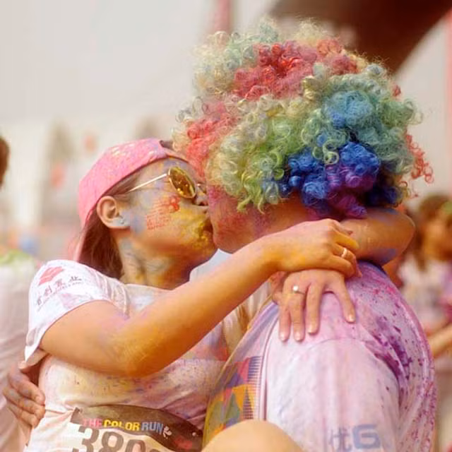 Rất nhiều cặp đôi đã nhân sự kiện này để thể hiện tình cảm với nhau.