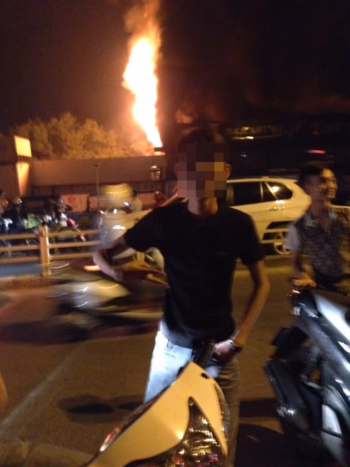 Trong khi lực lượng cứu hỏa đang vất vả khống chế đám cháy, việc có quá nhiều người dân, bạn trẻ đứng xem ở ngoài gây nên tình trạng ùn tắc trên đường Yên Phụ. Điều này tạo ra không ít cản trở trong quá tri di chuyển, khống chế đám cháy của các cơ quan chức năng.