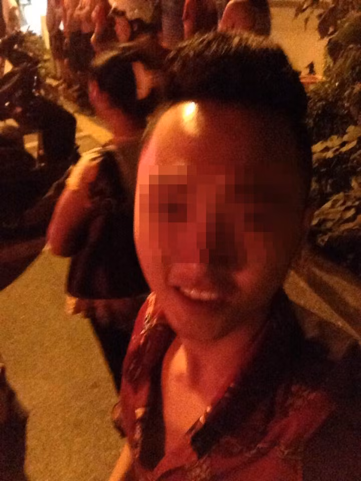 Trong cảnh hỗn loạn này, thậm chí nhiều thanh niên còn chụp ảnh với nụ cười rất khoái chí. Với nhiều bạn trẻ đây chẳng khác nào một "đêm đầy kỷ niệm", được ở tại nơi điểm nóng của dư luận nên phải tranh thủ "tự sướng". Tất cả những hình ảnh trên hiện đang bị cộng đồng mạng chỉ trích không ngừng bởi sự thờ ơ, nghiện "tự sướng" quá đà.