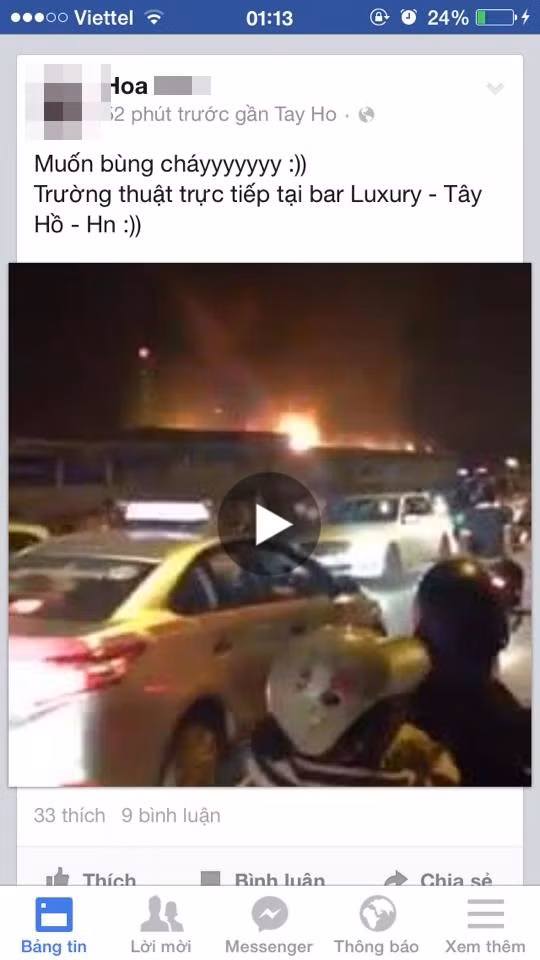 Trong khung cảnh khá hỗn loạn tối qua tại khu vực gần quán bar bị cháy, rất nhiều bạn trẻ đã trở thành "tường thuật viên", liên tục chụp ảnh tại hiện trường và chia sẻ lên Facebook.