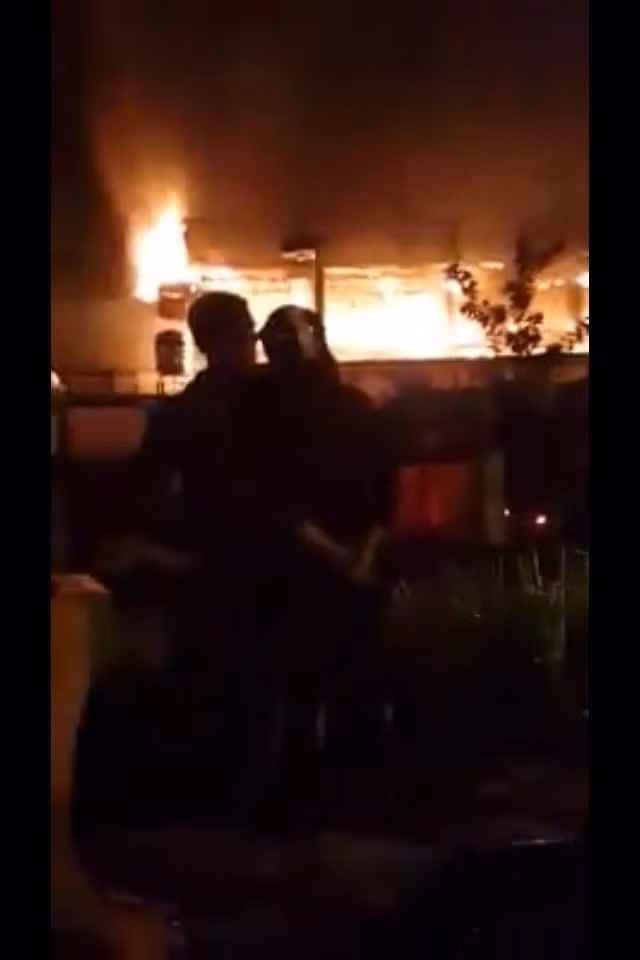 Được biết quán bar Luxury bốc cháy lúc 23h ngày 23/9 và đến 1, 2h sáng đám cháy vẫn chưa được khống chế. Nguyên nhân của đám cháy chưa rõ nhưng đã có hàng chục người phải nhập viện vì ngạt khí.