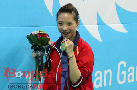 Tuần qua cũng là thời điểm ASIAD 17 tại Incheon, Hàn Quốc diễn ra sôi nổi. Đoàn thể thao Việt Nam có được tấm huy chương vàng đầu tiên nhờ công của Dương Thúy Vi - cô gái vàng của làng wushu. Hình ảnh Thúy Vi nhận huy chương, ăn mừng đáng yêu trở thành bức ảnh gây sốt, tạo nhiều cảm xúc cho người yêu thể thao nước nhà.