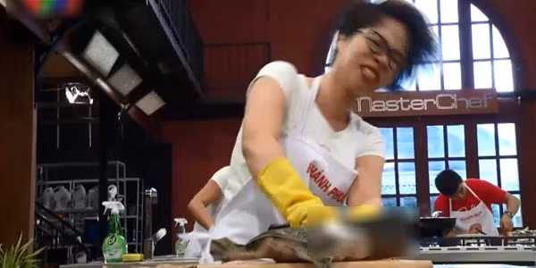 Trong chương trình Vua đầu bếp phát sóng vào tối 20/9, cảnh tượng thí sinh Khánh Phương chặt đầu, làm thịt ba ba còn sống khiến người xem giật mình. Hình ảnh ngay lập tức gây nên tranh cãi dữ dội, việc VTV lên hình giết động vật bị chỉ trích là "quá dã man".