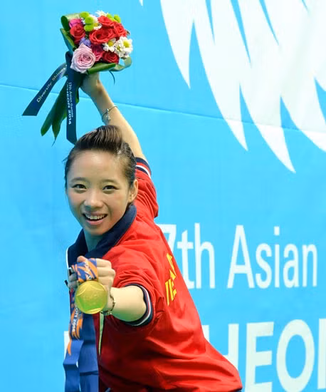 Mang về tấm huy chương vàng lịch sử cho Wushu nước nhà, Thúy Vi với niềm hãnh diện vô bờ đã cười thật rạng rỡ, đáng yêu hòa trong tiếng hô vang, niềm vui chung của khán giả yêu thể thao nước nhà. Ảnh: A.T.