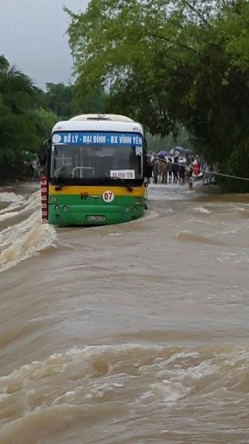 Loạt hình ảnh về “chuyến xe bão táp” do các thành viên fanpage Otofun chia sẻ, chụp gần đường 2C, đoạn qua Cầu Chang nằm trên địa bàn tỉnh Vĩnh Phúc. Dù con đường đi qua con đập tràn đang xuất hiện một dòng lũ chảy xiết nhưng không hiểu vì lý do gì, chiếc xe lại nằm trơ trọi giữa dòng. Sự việc gây nên rất nhiều tranh cãi trên mạng. Nhiều người cho rằng tài xế đã quá coi thường tính mạng của các hành khách khi bất chấp nguy hiểm cho xe vượt lũ.