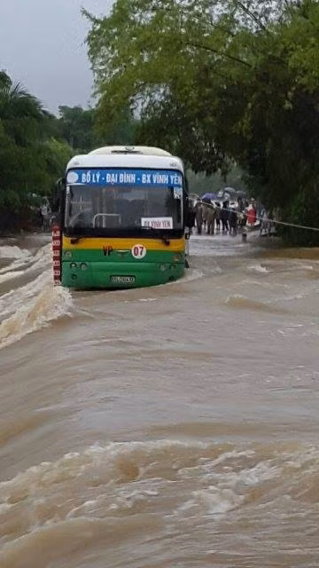 Loạt hình ảnh về “chuyến xe bão táp” do các thành viên fanpage Otofun chia sẻ, chụp gần đường 2C, đoạn qua Cầu Chang nằm trên địa bàn tỉnh Vĩnh Phúc. Dù con đường đi qua con đập tràn đang xuất hiện một dòng lũ chảy xiết nhưng không hiểu vì lý do gì, chiếc xe lại nằm trơ trọi giữa dòng. Sự việc gây nên rất nhiều tranh cãi trên mạng. Nhiều người cho rằng tài xế đã quá coi thường tính mạng của các hành khách khi bất chấp nguy hiểm cho xe vượt lũ.
