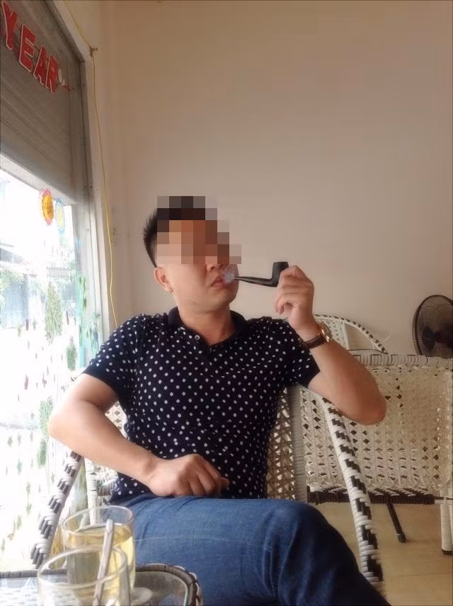 Bức ảnh chụp "ông bố đại gia" tặng con gái biệt thự, điện thoại xịn để khích lệ tinh thần học tập.