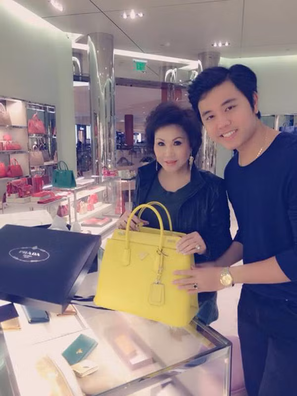 Yvonne Thúy Hoàng bất ngờ nhận được một món quà đặc biệt trong ngày Quốc tế phụ nữ. Cả hai đã không quên ghi lại những hình ảnh kỷ niệm.