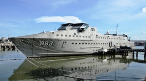 Tàu vận tải quân KRI Karang Banteng (983).