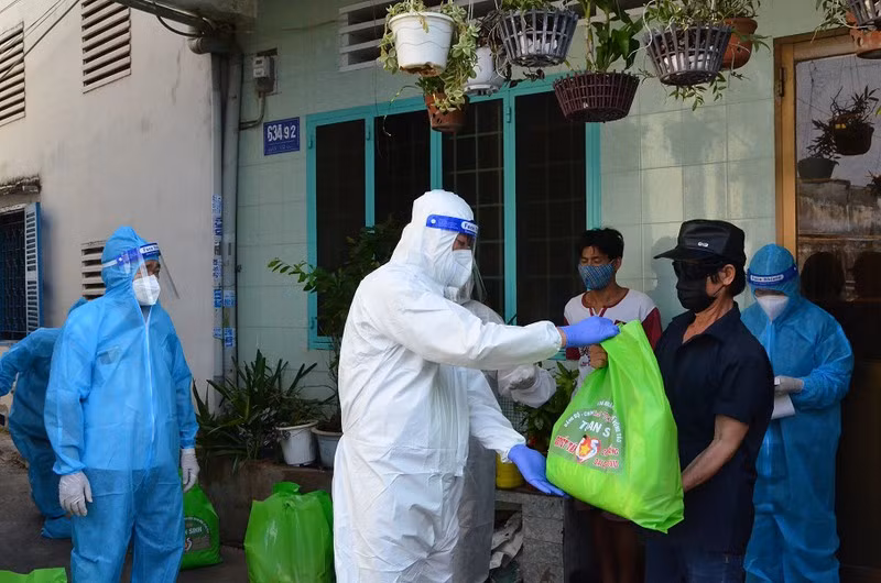 Vung Tau trao 3.000 tui an sinh cho nguoi dan khu vuc phong toa