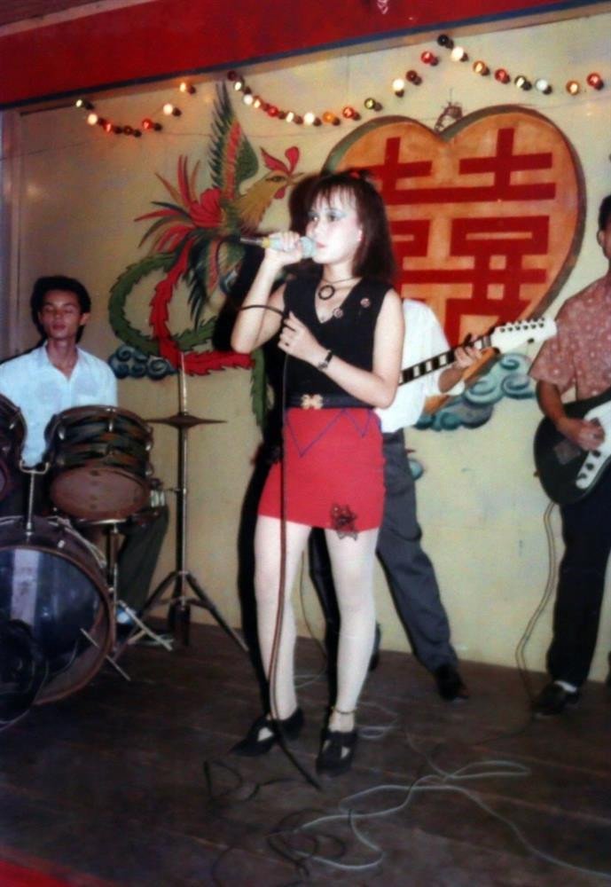 Mới đây, Việt Hương chia sẻ hình ảnh quá khứ trên trang cá nhân. Ảnh hiếm ở độ tuổi teen của nữ danh hài khiến nhiều người thích thú. Bức ảnh đầu tiên là năm Việt Hương 16 tuổi, chạy show ca nhạc. "16 tuổi hơn mà mặt già chát, đã vậy trang điểm cặp mắt xanh lên tới chân mày, mấy nhỏ em make-up chắc nó đã cái nư mắt xanh em lắm", bà xã Hoài Phương hài hước. Tuy nhiên, Việt Hương cũng khẳng định kiểu trang điểm "kỳ kỳ" này rất thịnh hành ở thời điểm đó, còn mời khán giả đồng trang lứa xác nhận.