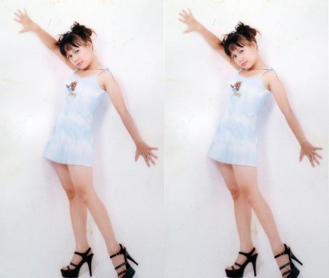 Bức ảnh thứ 2 Việt Hương chia sẻ lại có sự tương phản, lúc này cô 19 tuổi. Danh hài hé lộ khoảnh khắc này được chụp tại trường Sân khấu, "góc nào láng láng là vô chụp xoè cánh". Tác giả của bức ảnh này chính là đạo diễn Vũ Ngọc Đãng. Trong ảnh, Việt Hương dù "quất" đôi guốc rất cao nhưng vẫn lộ rõ vẻ nhỏ con.