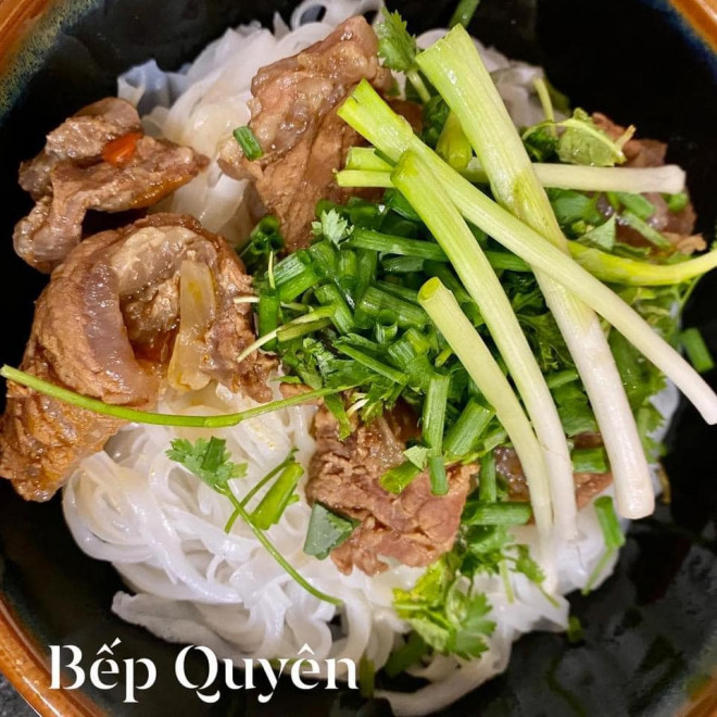 Phở bò sốt vang ngon miệng, ngon mắt chỉ với 5 bước cực đơn giản - Hình 6 Pho bo sot vang ngon mieng, ngon mat chi voi 5 buoc cuc don gian-Hinh-6