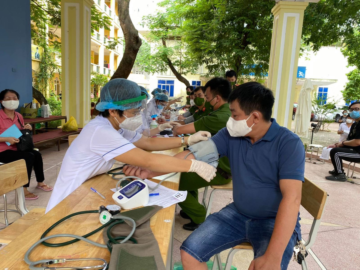 Vi sao nhieu nguoi khi di tiem vaccine COVID-19 lai tang huyet ap dot ngot?