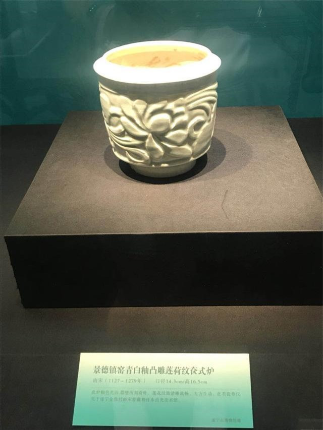 Đào huyệt thấy bình lá sen, đội khảo cổ tá hỏa phát hiện sự thật sốc - Hình 2 Dao huyet thay binh la sen, doi khao co ta hoa phat hien su that soc-Hinh-2