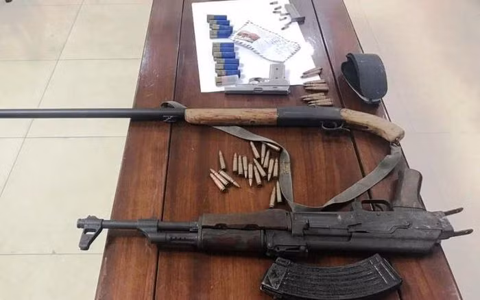 Bat ke tron truy na om sung co thu trong nha o Nghe An-Hinh-2