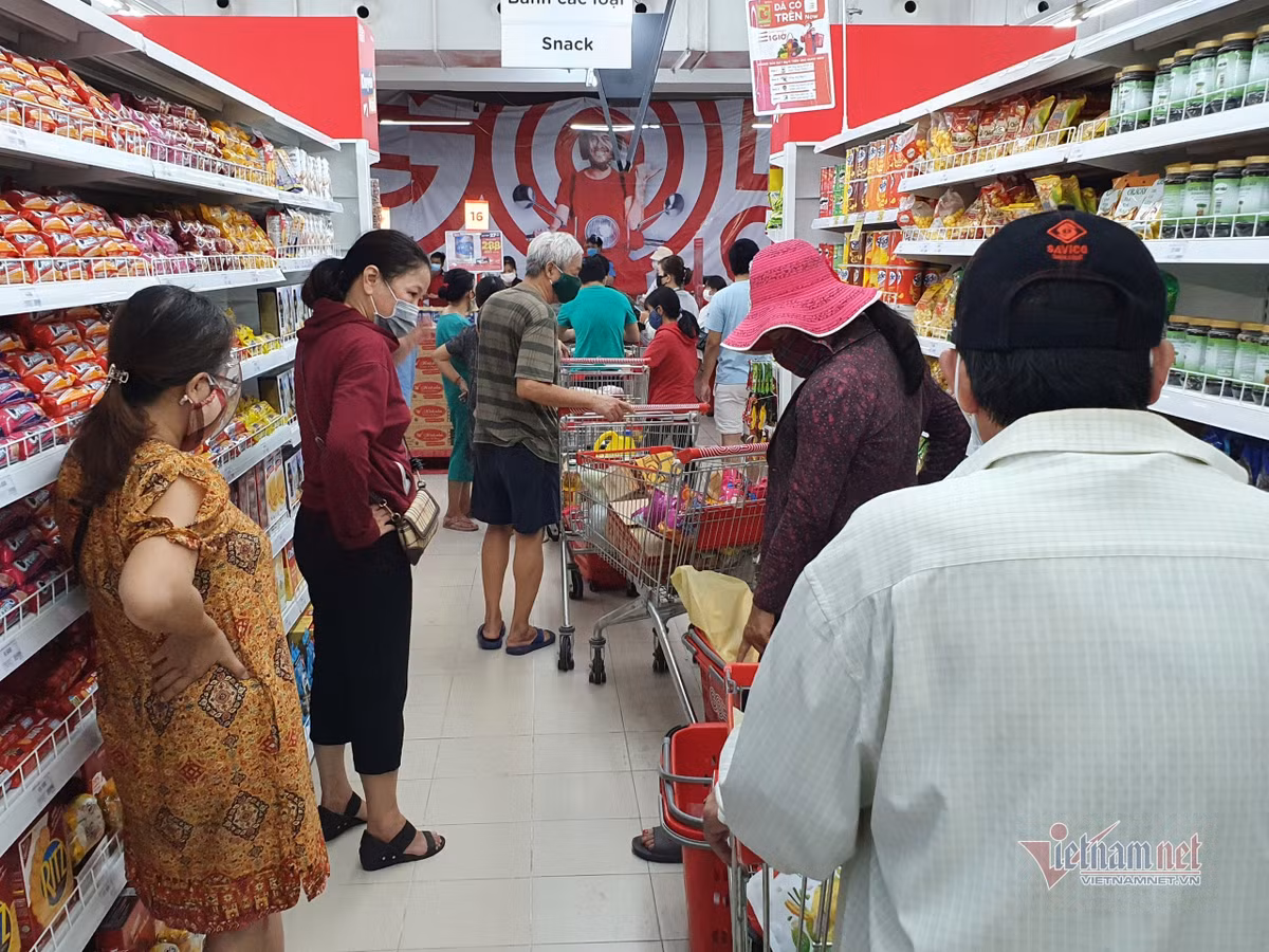 Nghe tin khong ra khoi nha 7 ngay, dan Da Nang keo nhau di mua thuc pham-Hinh-10